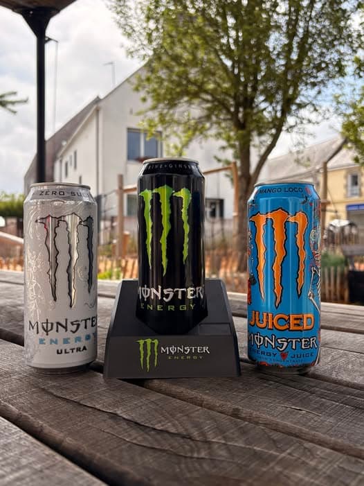Ajout à la carte des boissons énergisantes Monster à La Barcarella, à Locmiquélic.